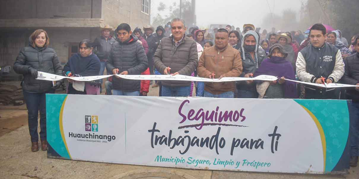 Tlacomulco, en Huauchinango, beneficiado con la pavimentación del acceso principal