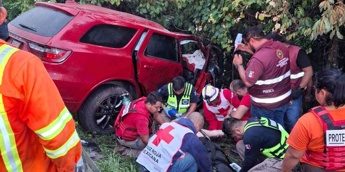 Cuatro muertos en la Sierra Norte, tráiler destrozó una camioneta