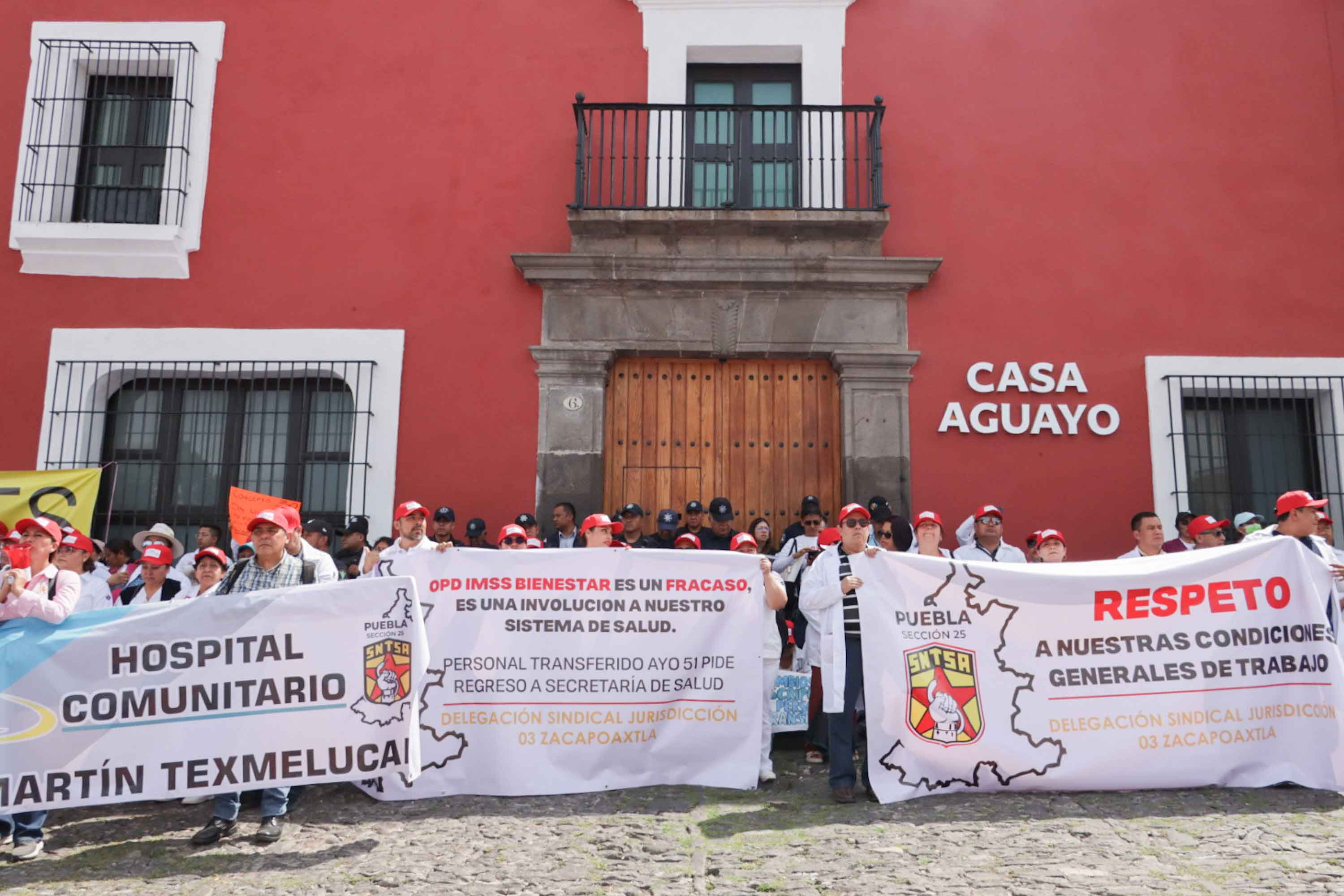 Trabajadores de Salud realizan plantón y marcha; denuncian falta de insumos y plazas