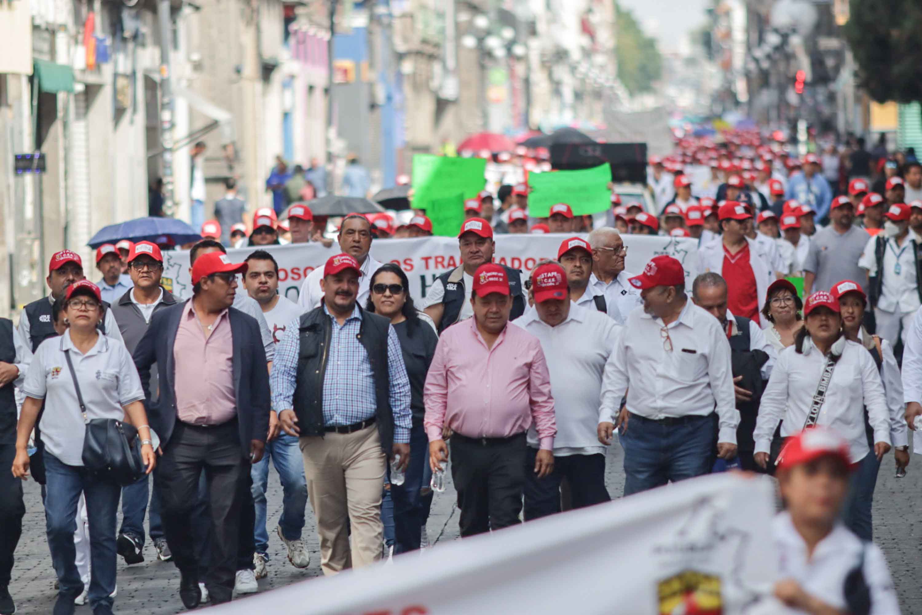 Trabajadores de Salud realizan plantón y marcha; denuncian falta de insumos y plazas