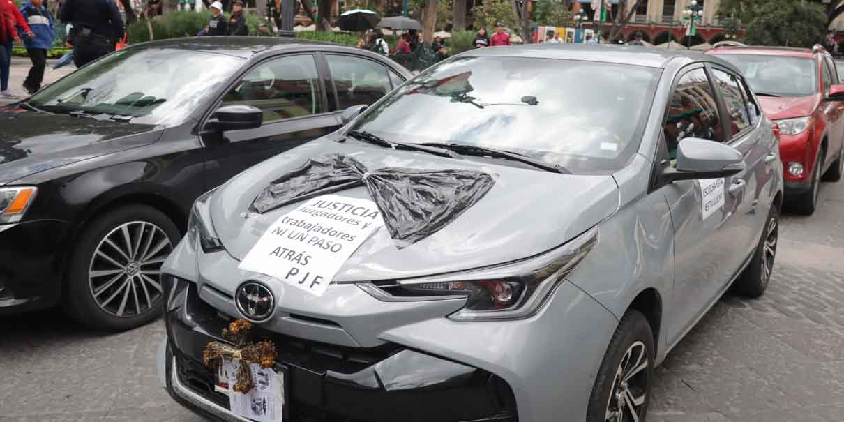 Paralizan trabajadores del Poder Judicial el centro de la capital con Caravana Fúnebre