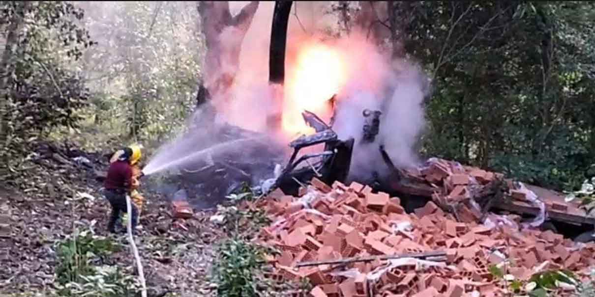 Tractocamión choca y se incendia tras quedarse ¡SIN FRENOS!