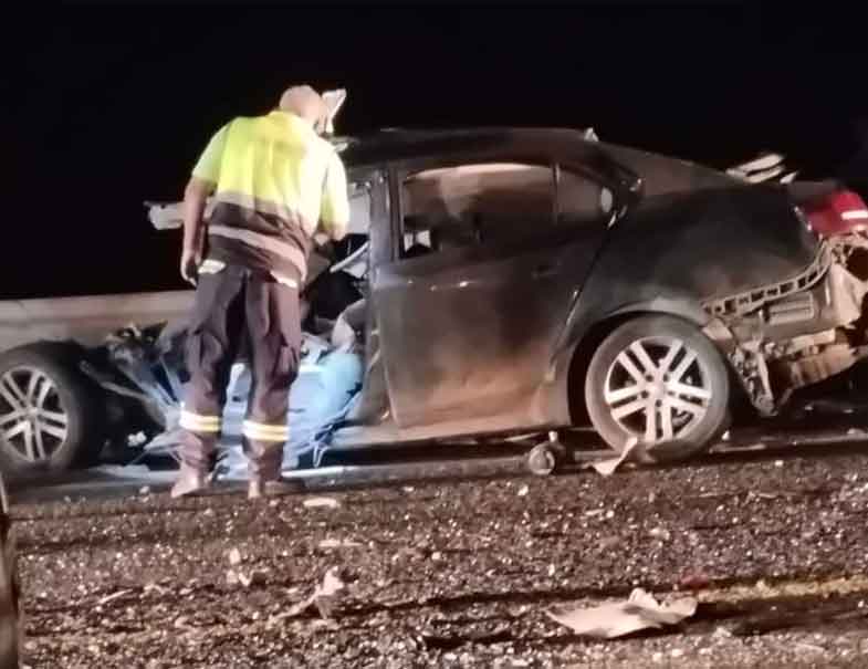 Tractocamión destroza auto en la federal Pachuca-Tuxpan; hay dos muertos