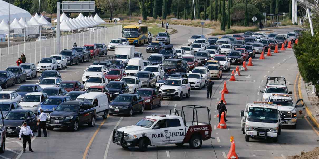 Con bloqueo de la vía Atlixcayotl transportistas piden aumento a tarifa