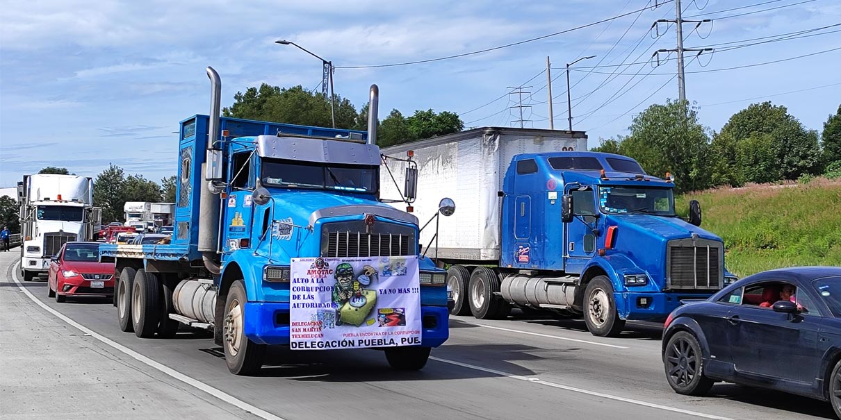 Transportistas bloquean autopistas y carreteras federales de Puebla