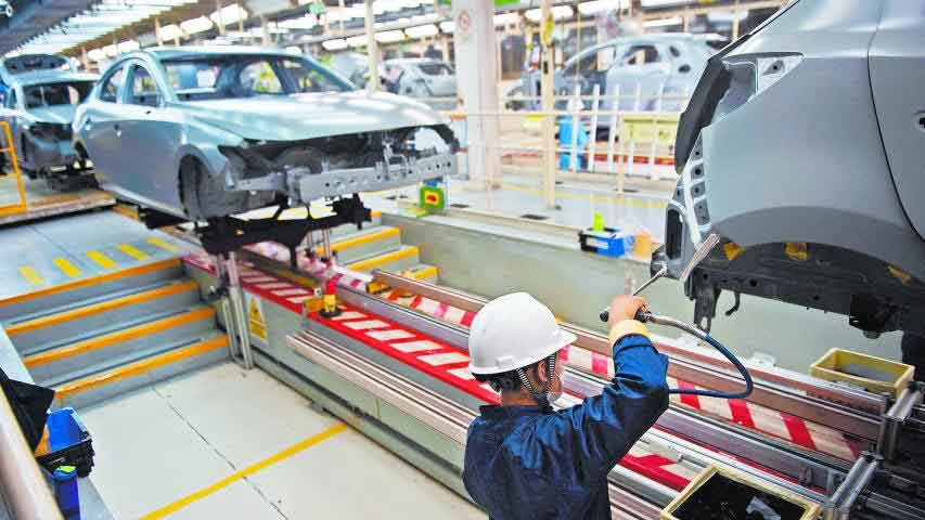 Trump ajusta aranceles mientras intensifica la guerra comercial con China