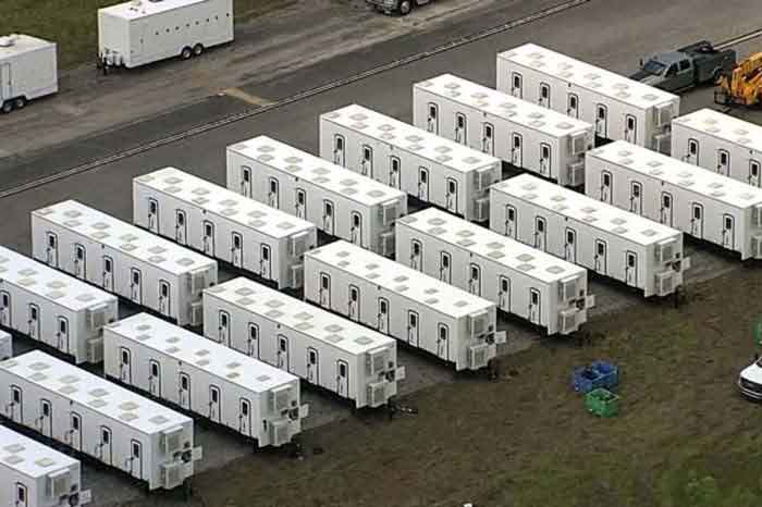 Trump inaugura centro de detención rodeado de caimanes