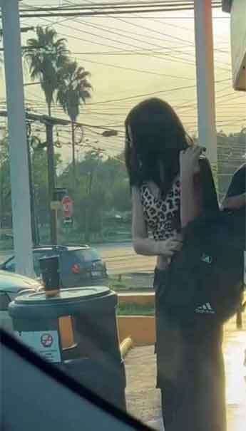 Captan a chica vaciando su café de Oxxo en vaso de Starbucks