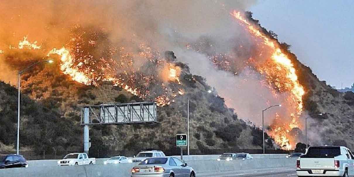 un incendio que avanza sin control en el Los Ángeles destruye decenas de viviendas y obliga a evacuar a miles de personas