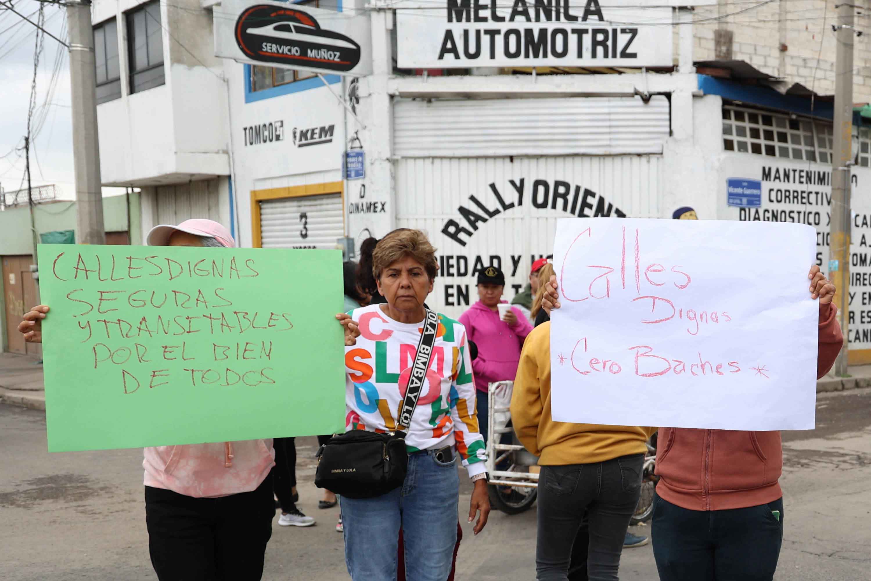 Vecinos bloquean la Diagonal Defensores para exigir reparación de calles en colonia López Mateos