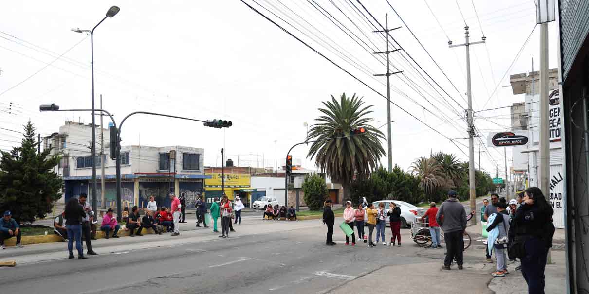 Vecinos bloquean la Diagonal Defensores para exigir reparación de calles en colonia López Mateos