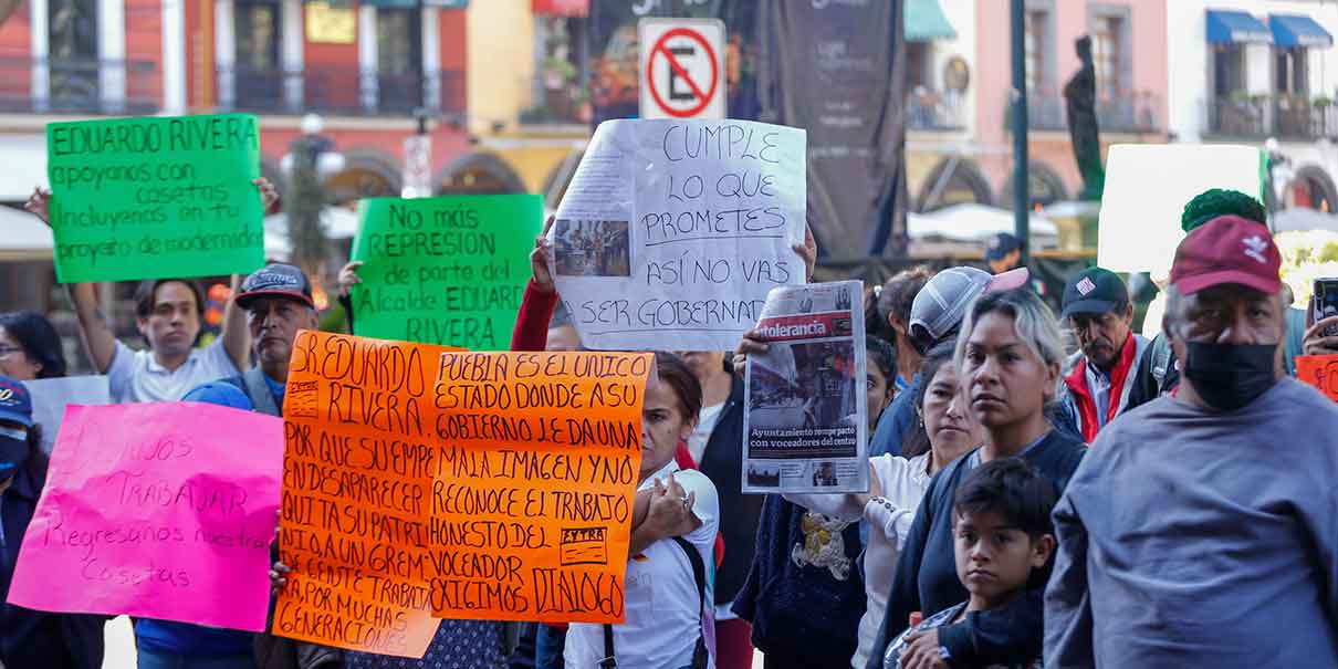 Voceadores protestan por el retiro de casetas en la capital poblana