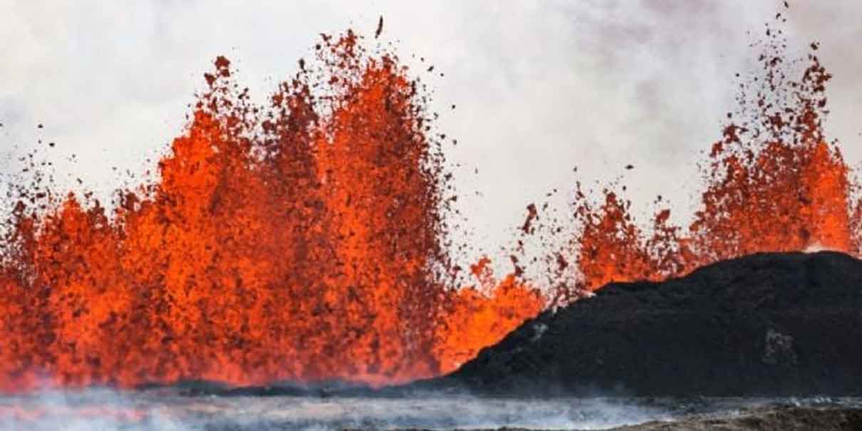 Volcán de Islandia vuelve a entrar en erupción en forma espectacular