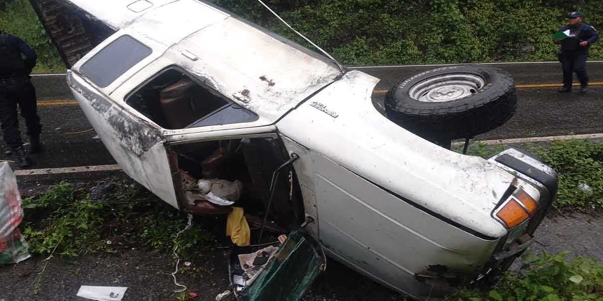 Una mujer lesionada al volcar camioneta en la Sierra Norte