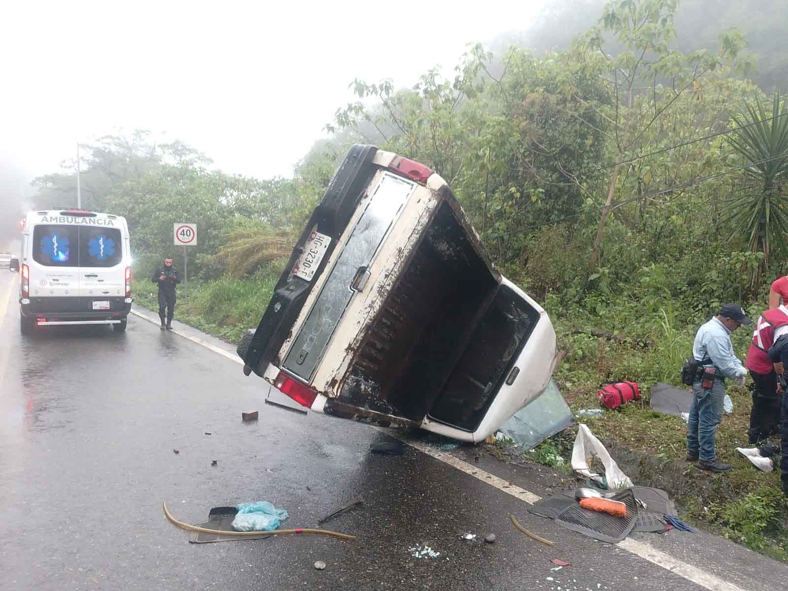 Volcadura de camioneta dejó a mujer lesionada en la Sierra Norte