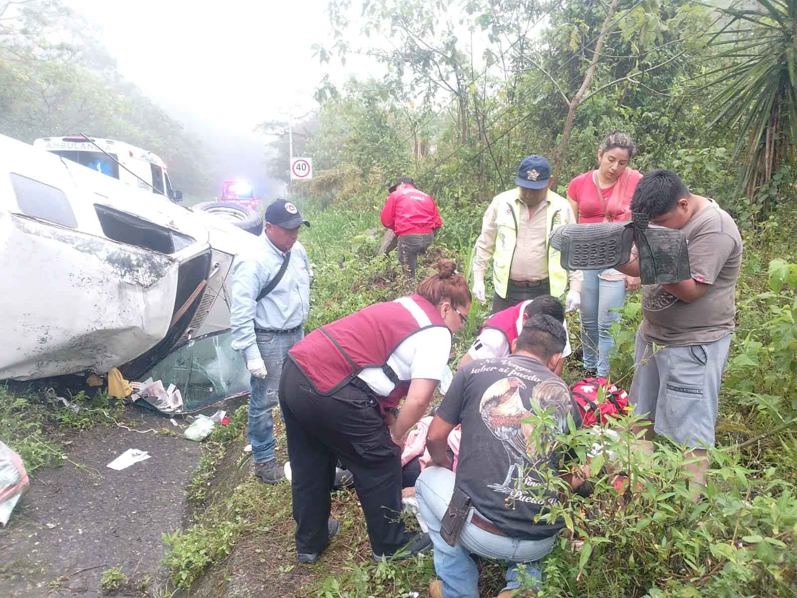 Volcadura de camioneta dejó a mujer lesionada en la Sierra Norte