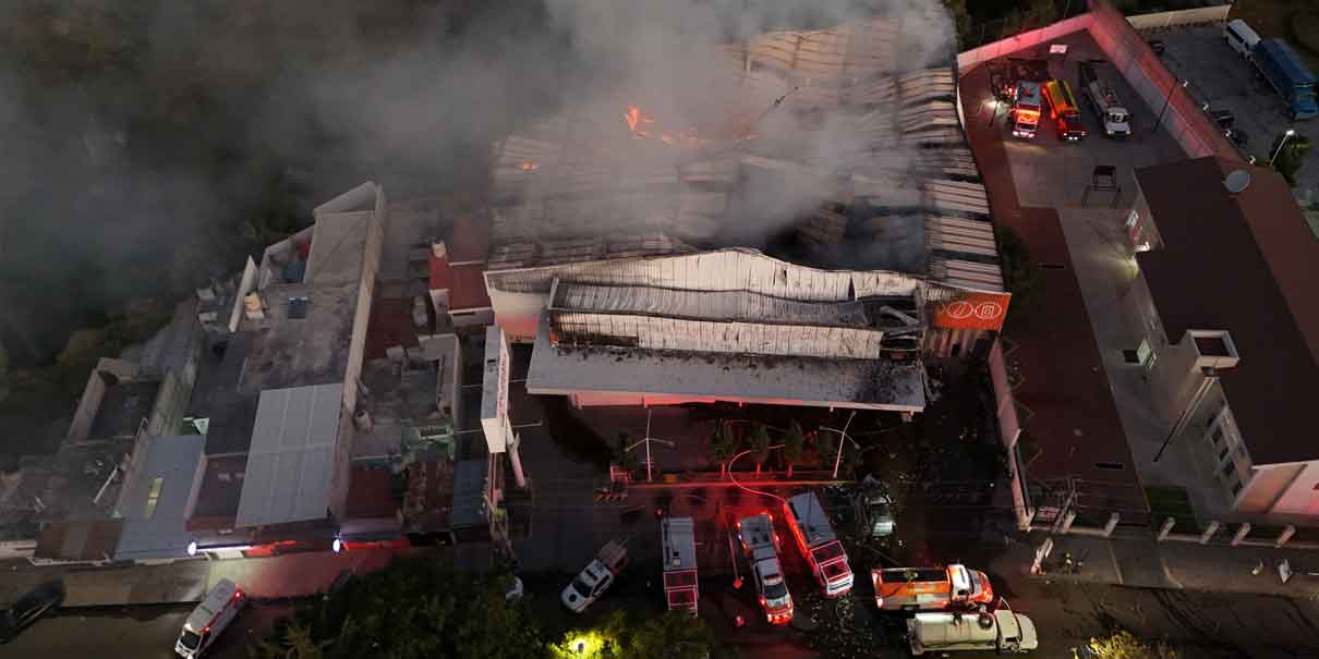 Se incendia Gran Bodega de Amalucan; rescatan a trabajador