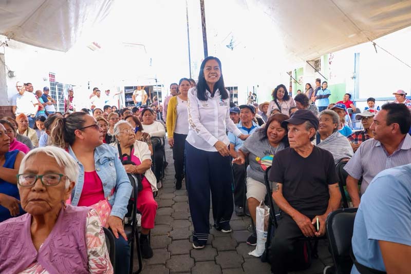 Ariadna Ayala explicó que las unidades móviles recorren colonias de Atlixco según la demanda de las familias