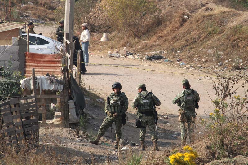 Abandonan bolsas con restos humanos en lote baldío de Xochimehuacán