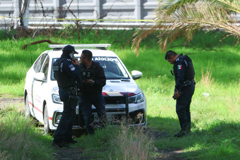 Abandonan un cadáver en el camellón de la autopista Puebla-Orizaba, cerca de los estadios