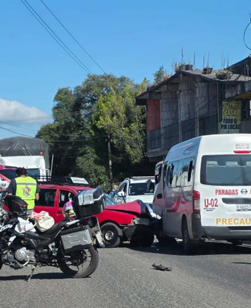 Varios lesionados tras choque entre auto y ruta de transporte en Huauchinango