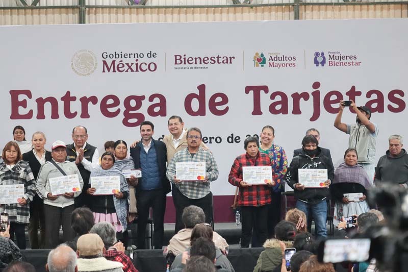 Adultos mayores y mujeres reciben tarjetas de Pensión para el Bienestar en Puebla