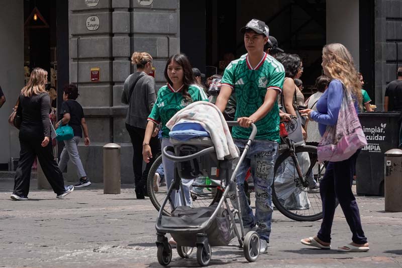 Afición pinta de verde el Zócalo de Puebla por partido de México