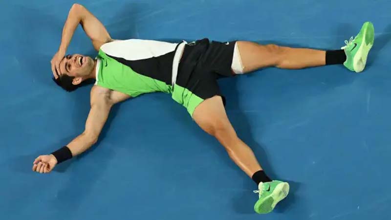 Alcaraz supera a Djokovic y rompe récord en el Abierto de Australia