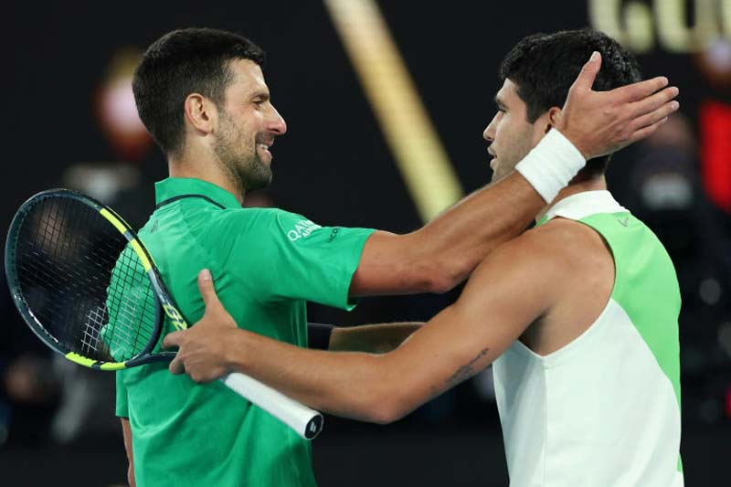 Alcaraz supera a Djokovic y rompe récord en el Abierto de Australia