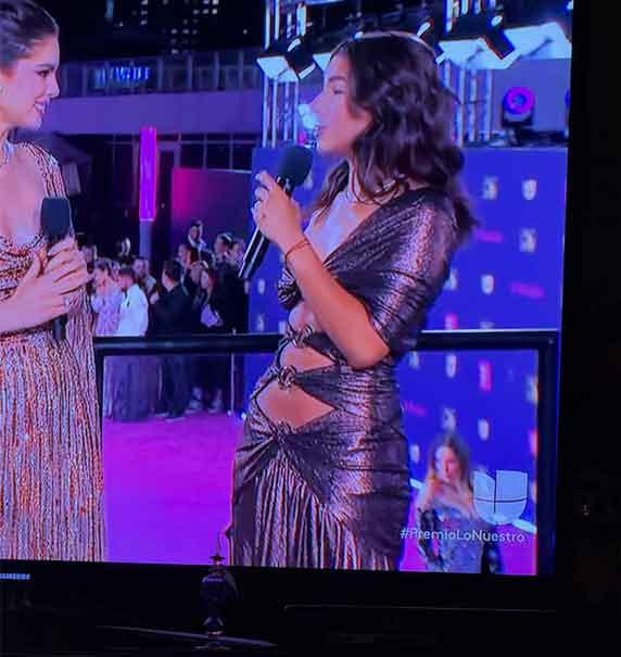 Belinda y Ángela Aguilar protagonizan un encuentro inesperado en la ceremonia de premios