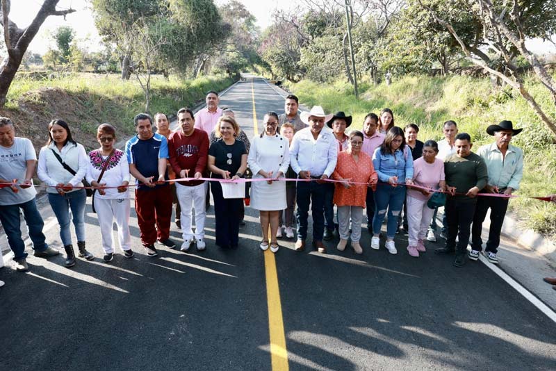 Ariadna Ayala entregó la rehabilitación del camino a Nexatengo, en Atlixco