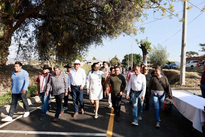 Ariadna Ayala entregó la rehabilitación del camino a Nexatengo, en Atlixco