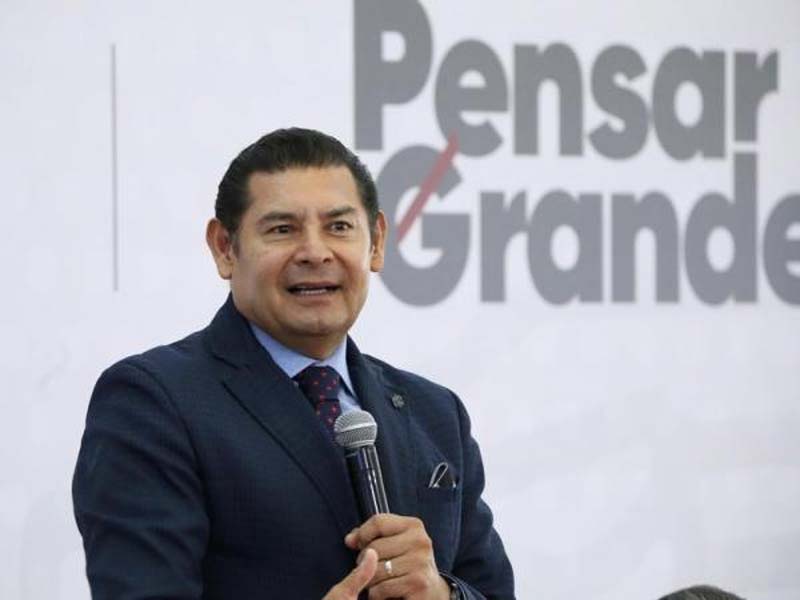 Armenta cubre el adeudo por fotomultas y exhorta a funcionarios a pagar las suyas
