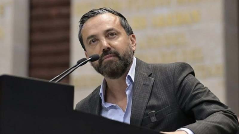 Arturo Ávila sigue los pasos de Adán Augusto y regala libro de AMLO incluso a la oposición