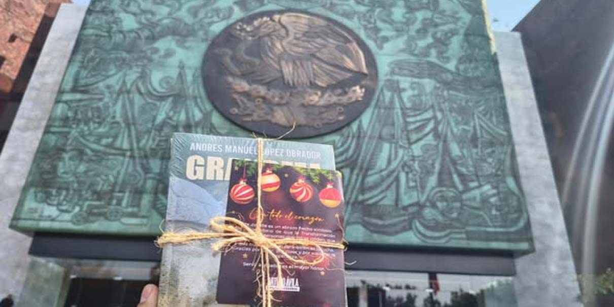 Arturo Ávila imita a Adán Augusto y reparte libro de AMLO en San Lázaro
