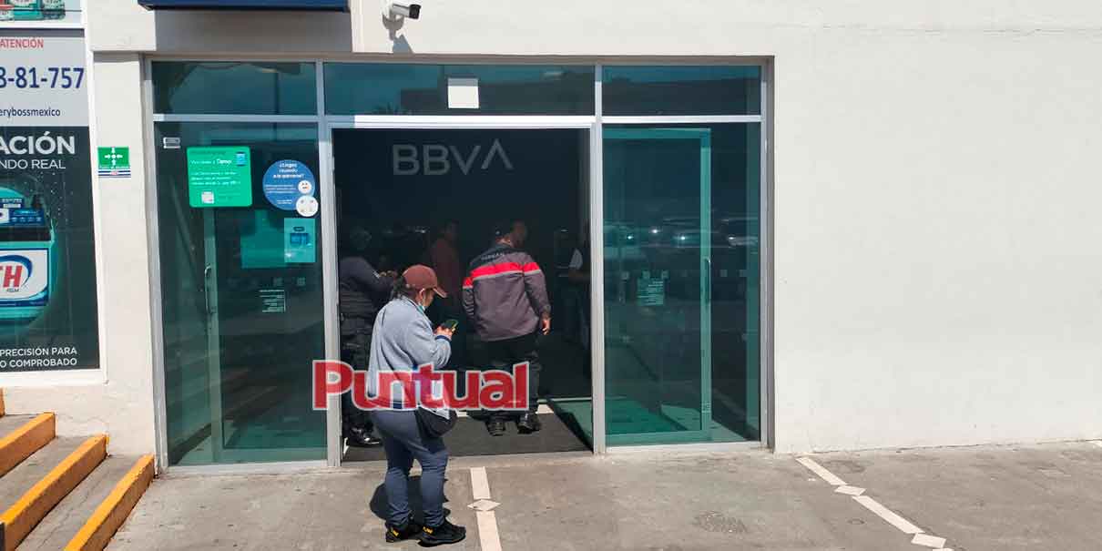 Dos asaltantes amagan a clientes en banco de Texmelucan; hay un guardia herido