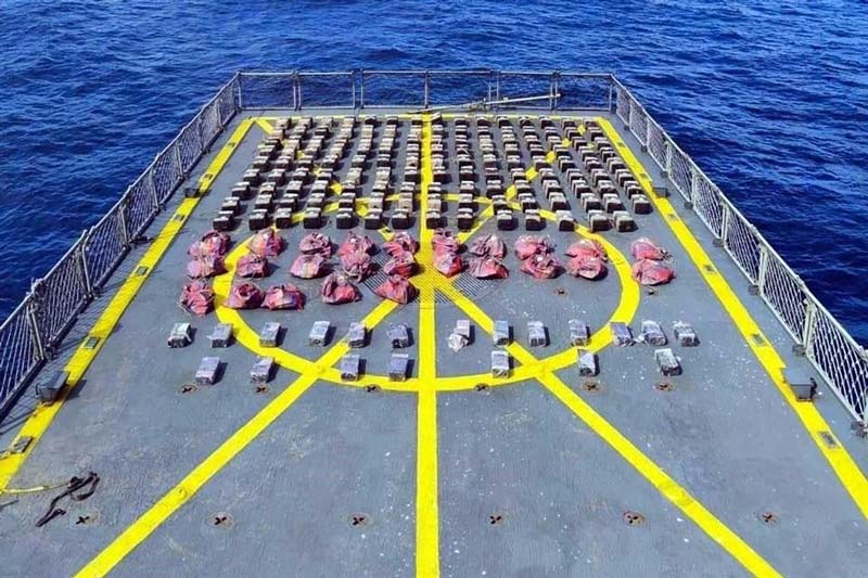 Aseguran narcosubmarino frente a Manzanillo; detienen a tres tripulantes con toneladas de droga