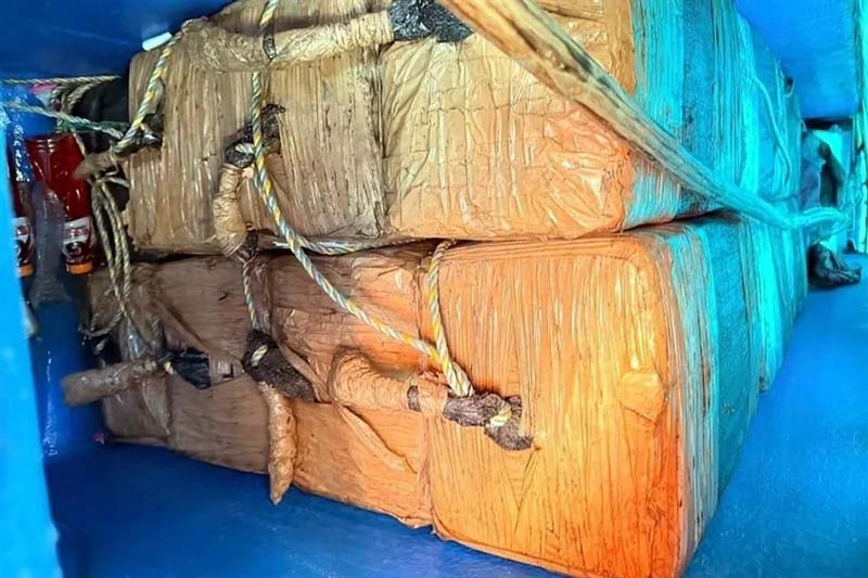 Aseguran narcosubmarino frente a Manzanillo; detienen a tres tripulantes con toneladas de droga