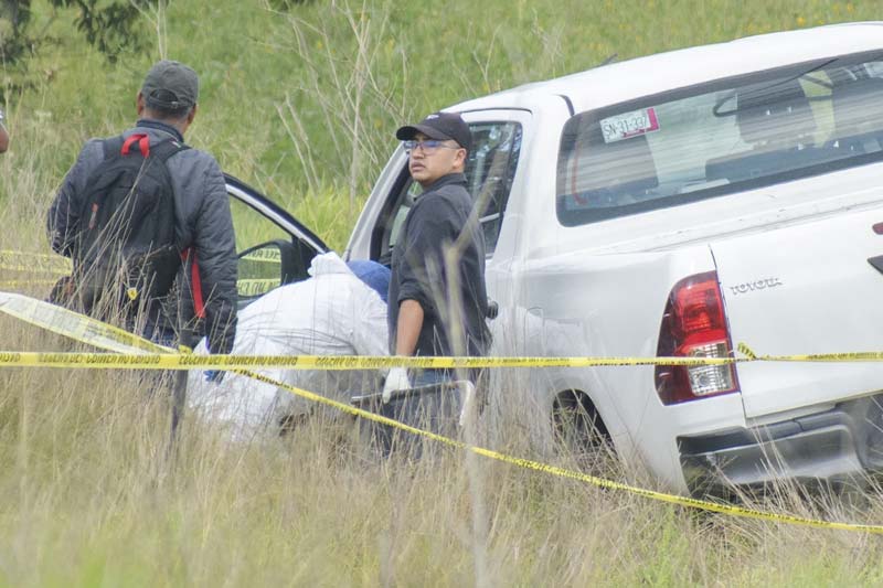 La camioneta presentaba un impacto de bala en el parabrisas y la víctima una herida de arma de fuego en la cabeza