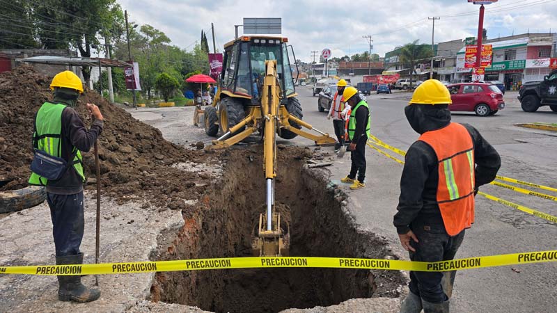 Atienden socavón en La María donde un automóvil cae tras lluvias en Puebla capital
