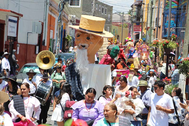 Atlixco abre convocatoria para superar las 100 mojigangas en su tradicional desfile