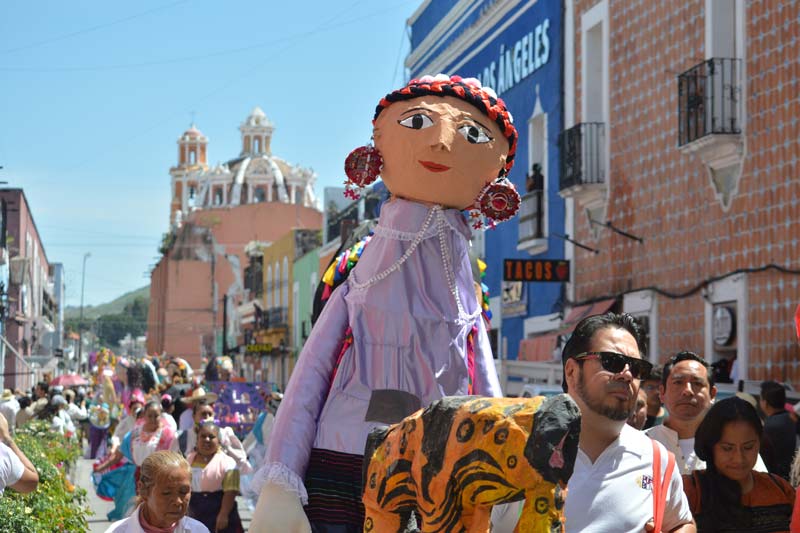 Las tradicionales mojigangas recorrieron el Centro Histórico de Atlixco, acompañando a los visitantes hasta la Feria de la Cecina 2026 y llenando de color la celebración