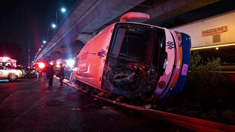Autobús con estudiantes se vuelca y deja más de 40 lesionados en la México-Puebla