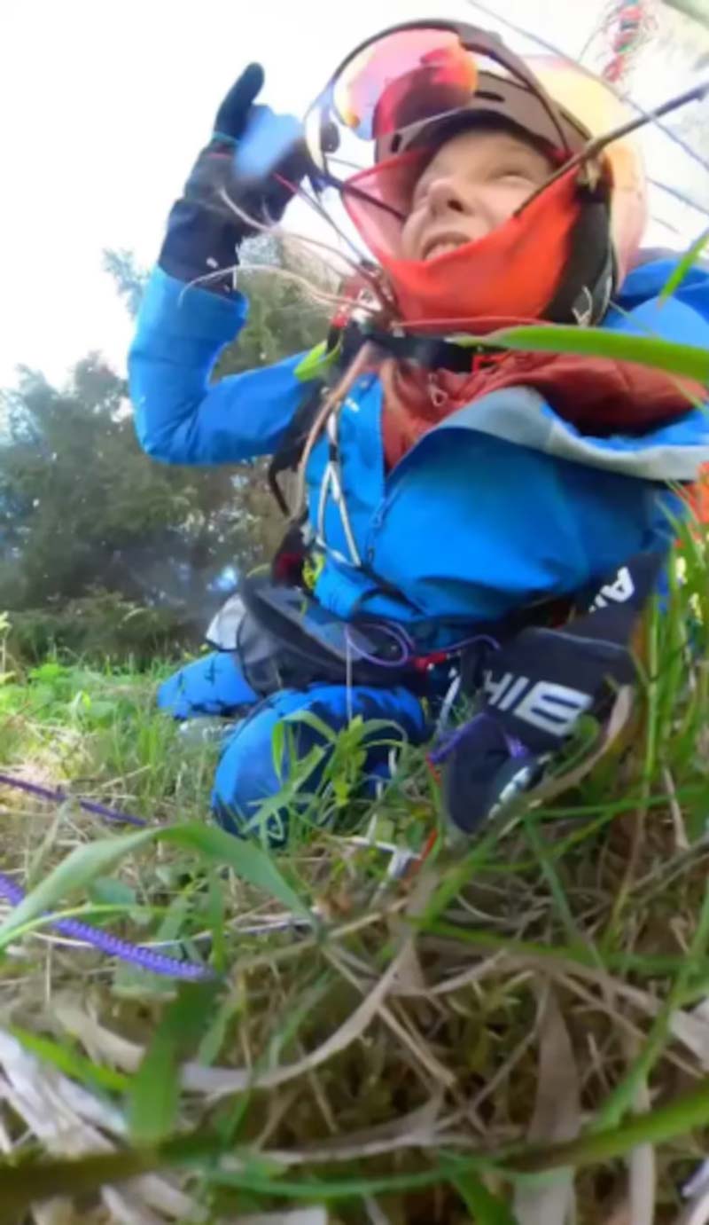 Avioneta embiste parapente en pleno vuelo y mujer sobrevive