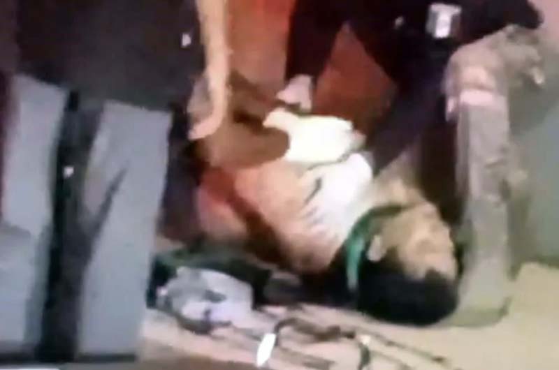 Balean a periodista mientras transmitía en vivo los festejos por la victoria de México