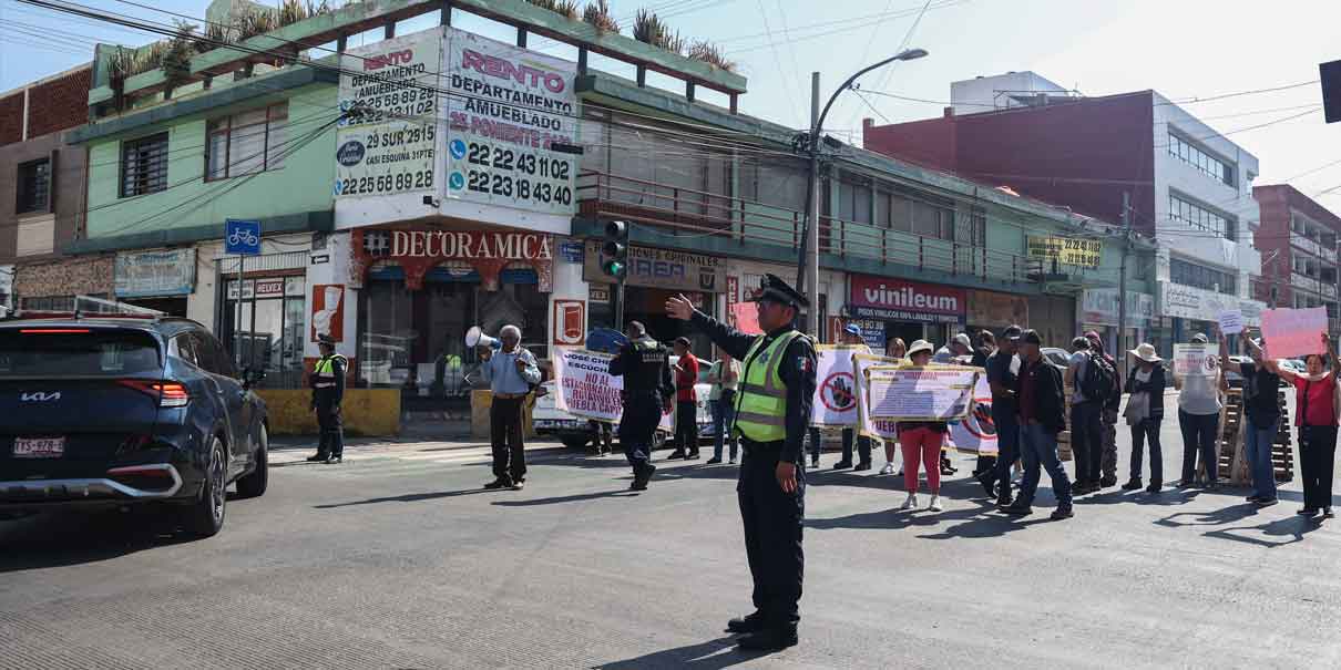 Caos vial por cierre de calles contra Parquímetros en la capital poblana