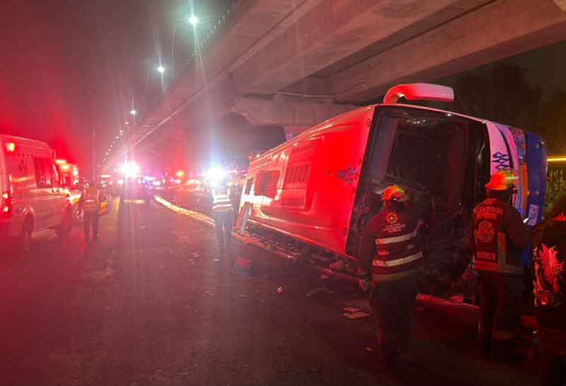 Brinda Gobierno de Puebla atención a lesionados tras volcadura de autobús