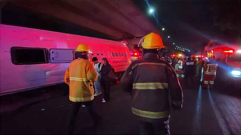 Brinda Gobierno de Puebla atención a lesionados tras volcadura de autobús