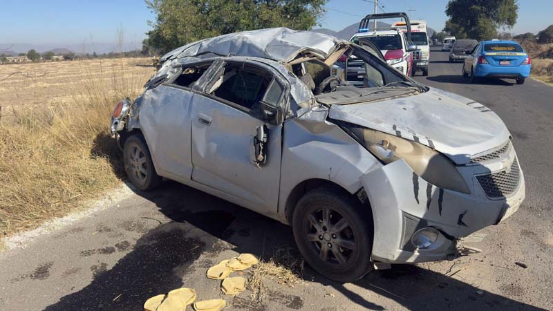 Camioneta provocó volcadura de auto en Tlachichuca