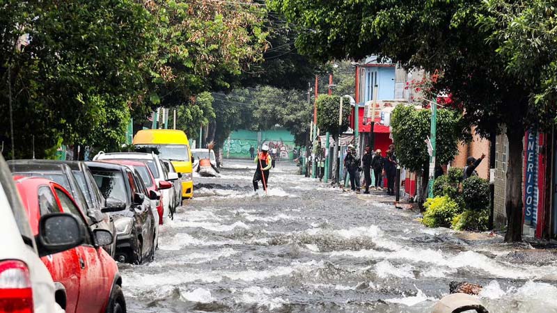 Megafuga de agua en Iztapalapa provoca inundaciones tras ruptura de tubería